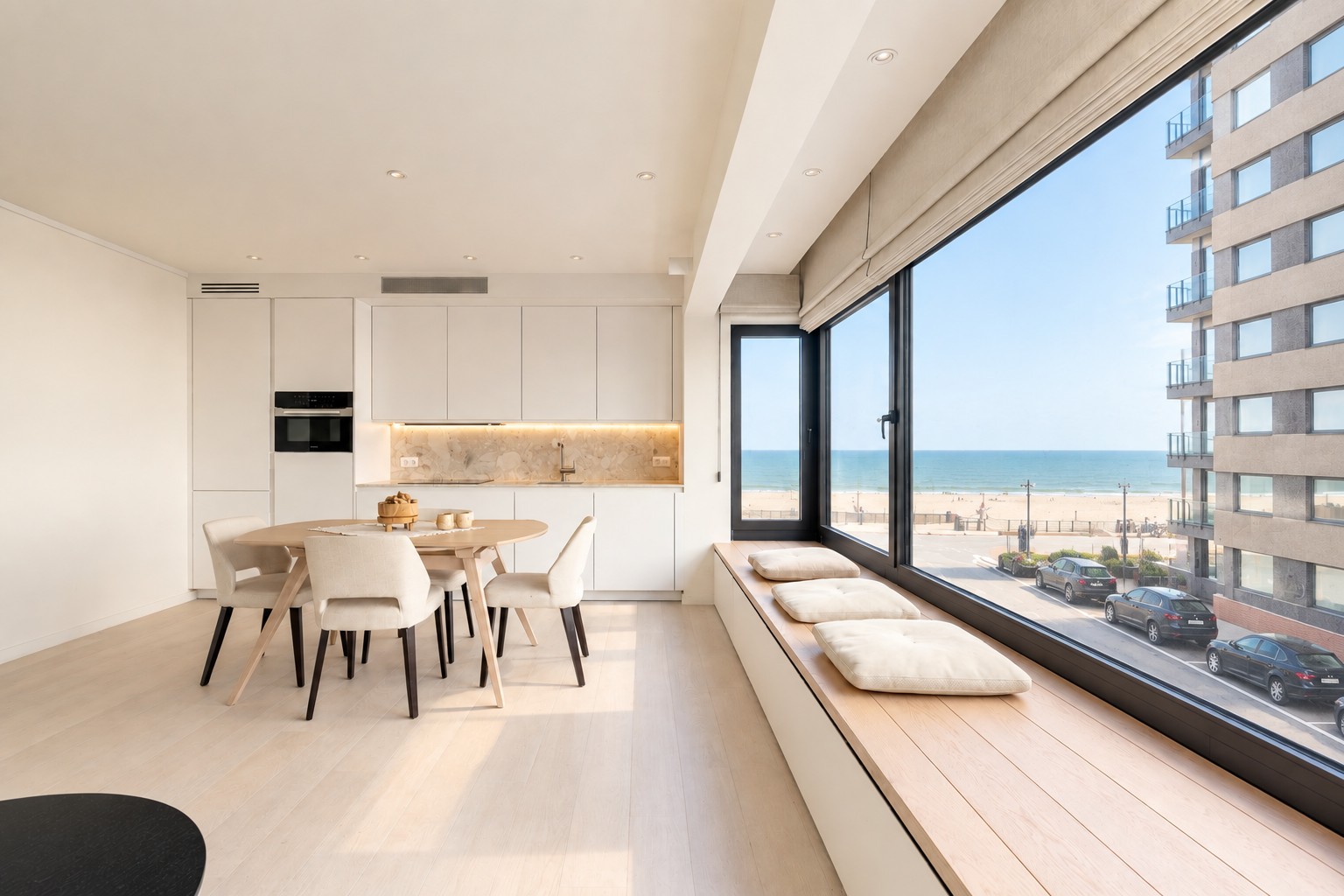 Appartement rénové avec style, offrant une vue latérale sur la mer, au cœur du Zoute. 