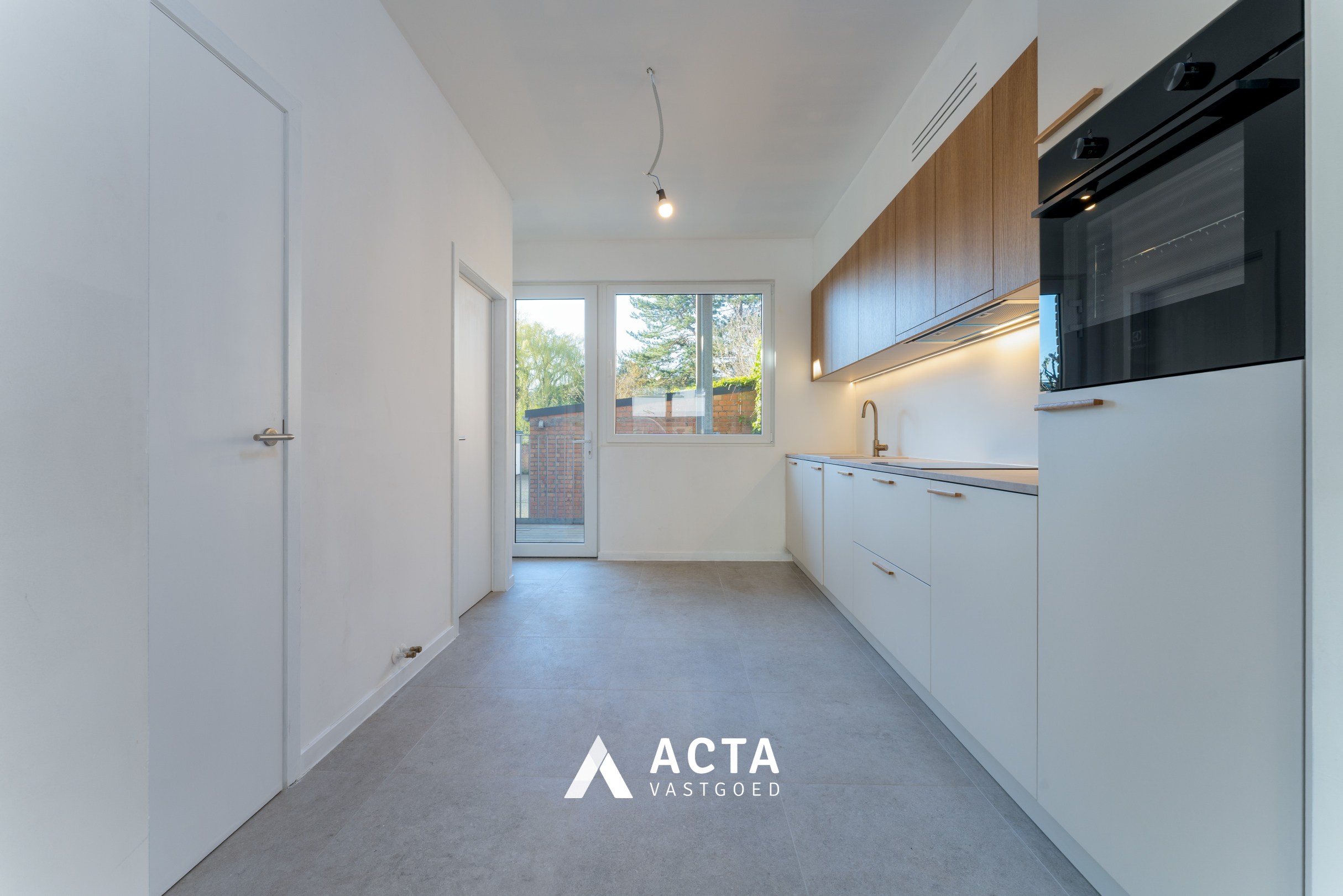 Recent gerenoveerd gelijkvloers appartement nabij centrum 