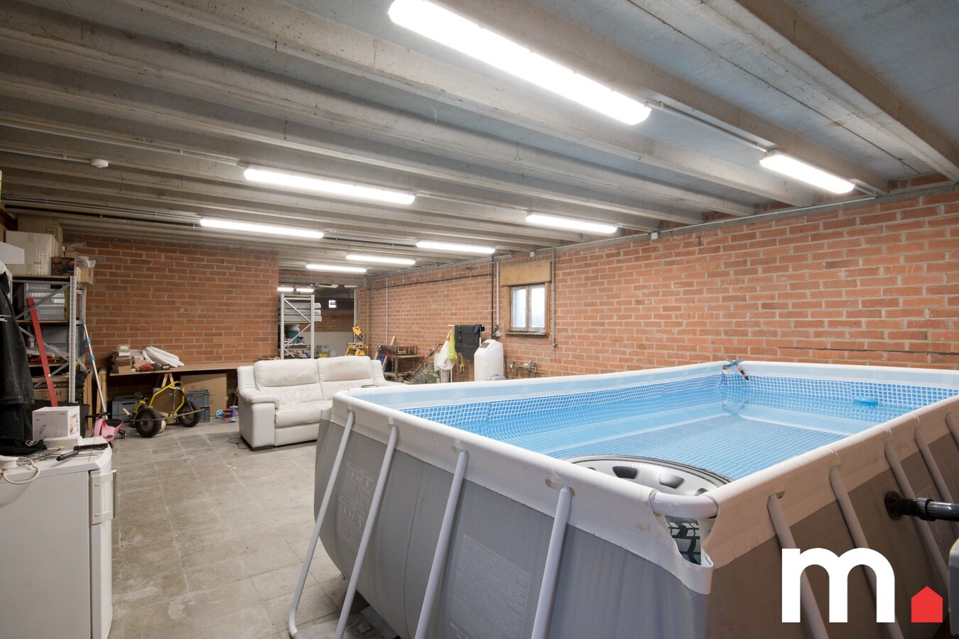 Instapklare woning met Loods van 170m² met uitweg te Zwevegem met 324 m² bewoonbare oppervlakte ! 