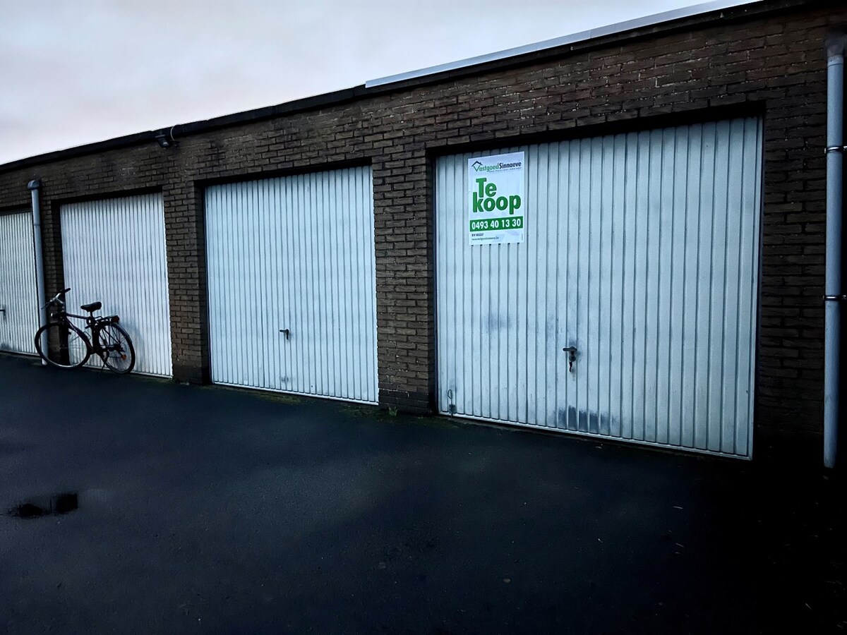 Ruime gesloten garagebox voorzien van elektriciteits en wateraansluiting 