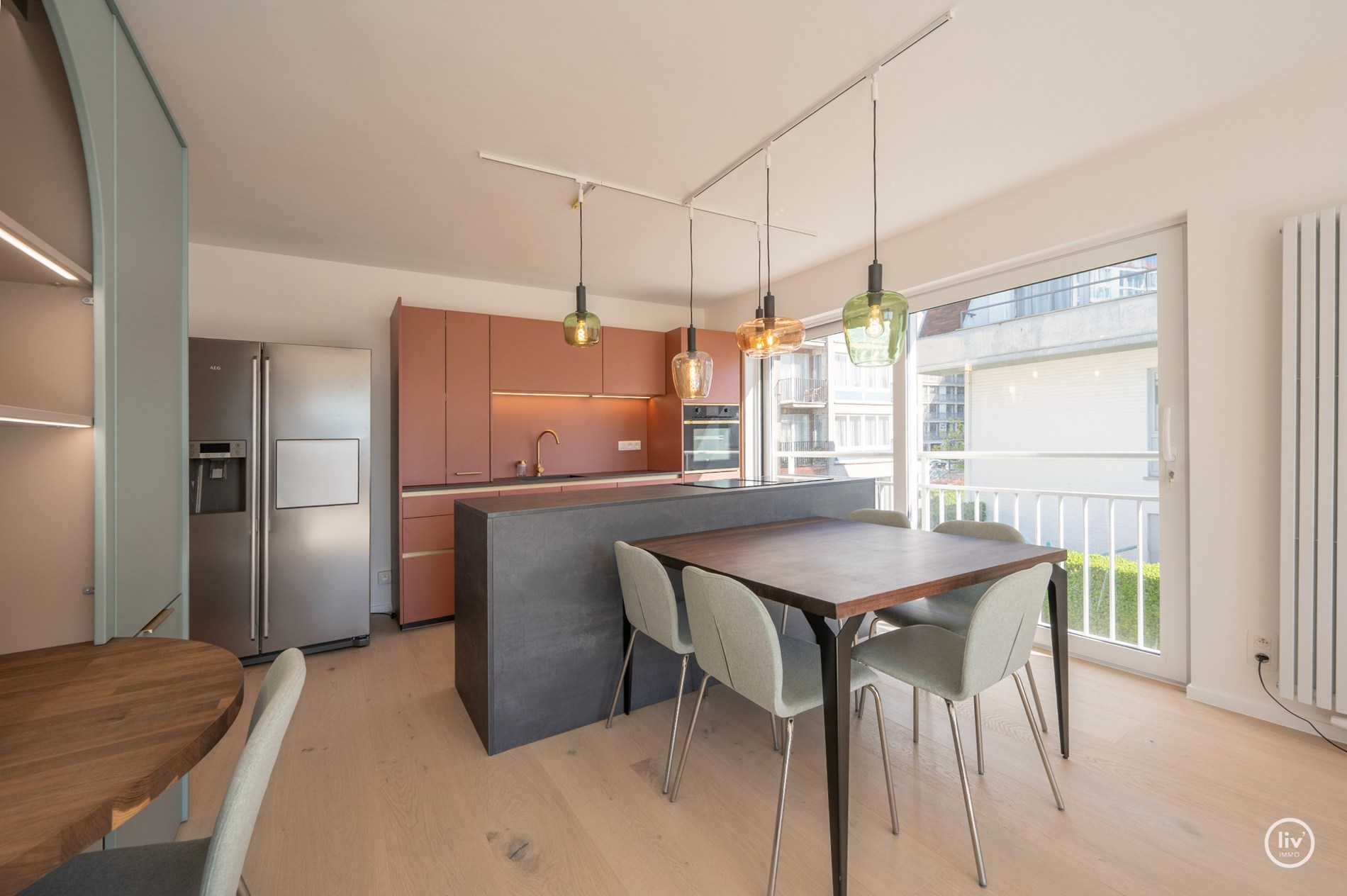 Appartement d'angle orienté au sud avec vue dégagée, situé dans une charmante résidence de villas à distance de marche de la digue de Duinbergen. 
