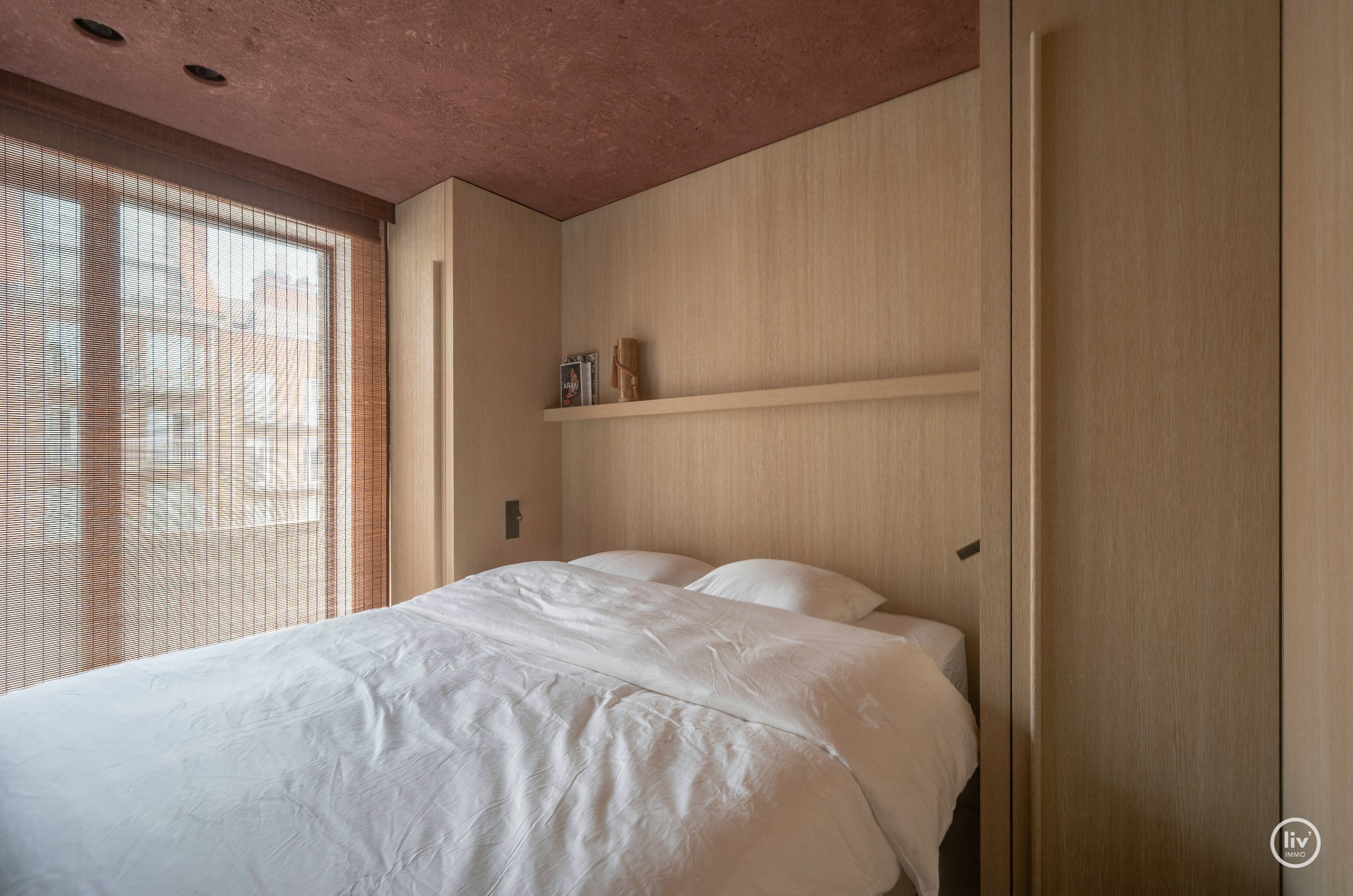 Uniek appartement ontworpen door architect Glenn Sestig met zijdelings zeezicht aan het Driehoeksplein 