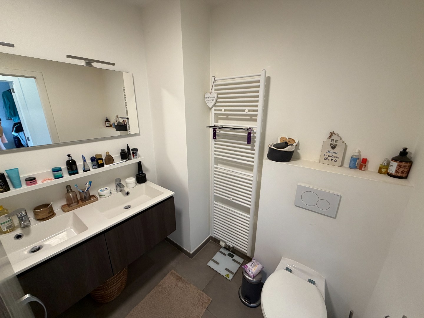 Verzorgd appartement met 2 slaapkamers, terras en garage. 