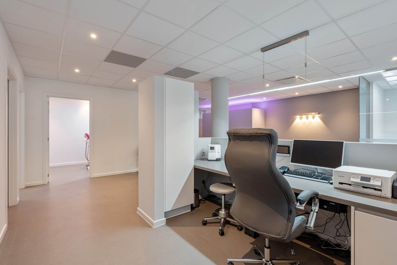 Ruim, zeer energiezuinig kantoor in het centrum van Neeroeteren met diverse mogelijkheden! 