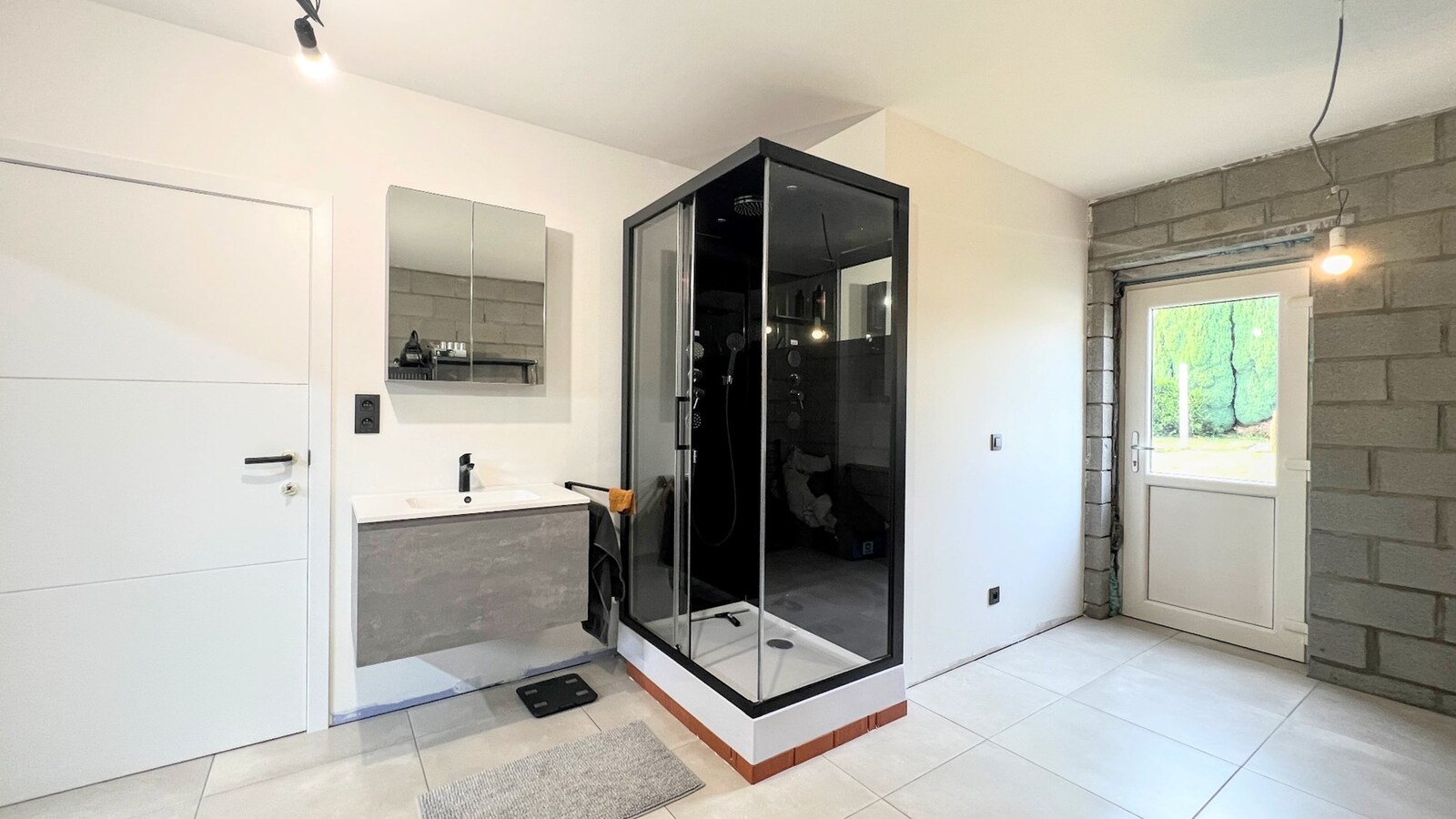 Deels gerenoveerde woning met zonnepanelen op perceel van 3168 m² 