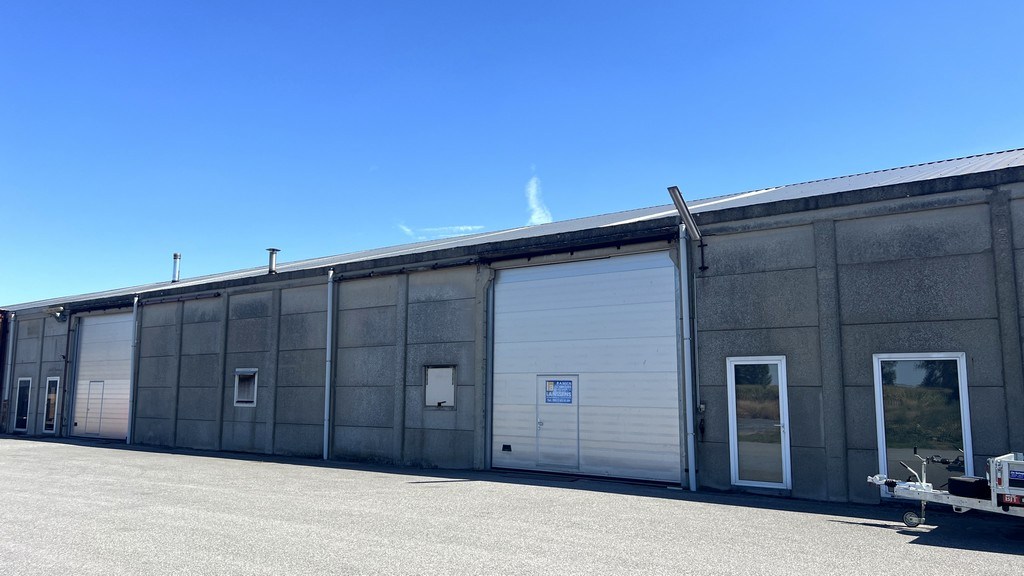 Magazijn met klein bureel te huur in Olsene