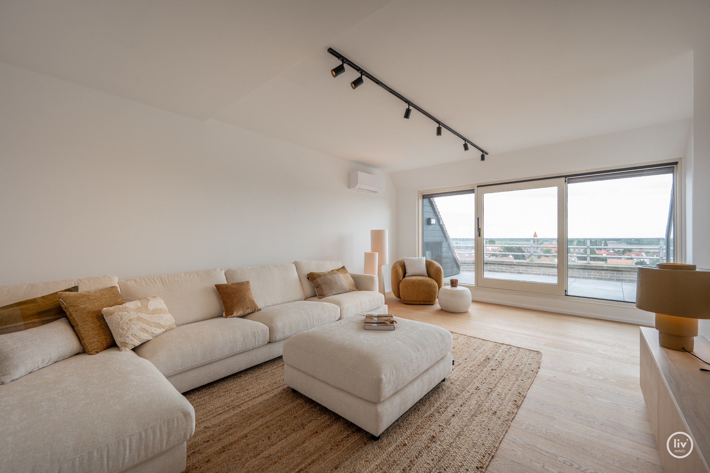 Magnifique appartement en duplex avec une largeur exceptionnelle de façade de 18 mètres et une terrasse généreuse orientée au sud offrant une vue dégagée sur l'arrière-pays de Knokke, à seulement 100 