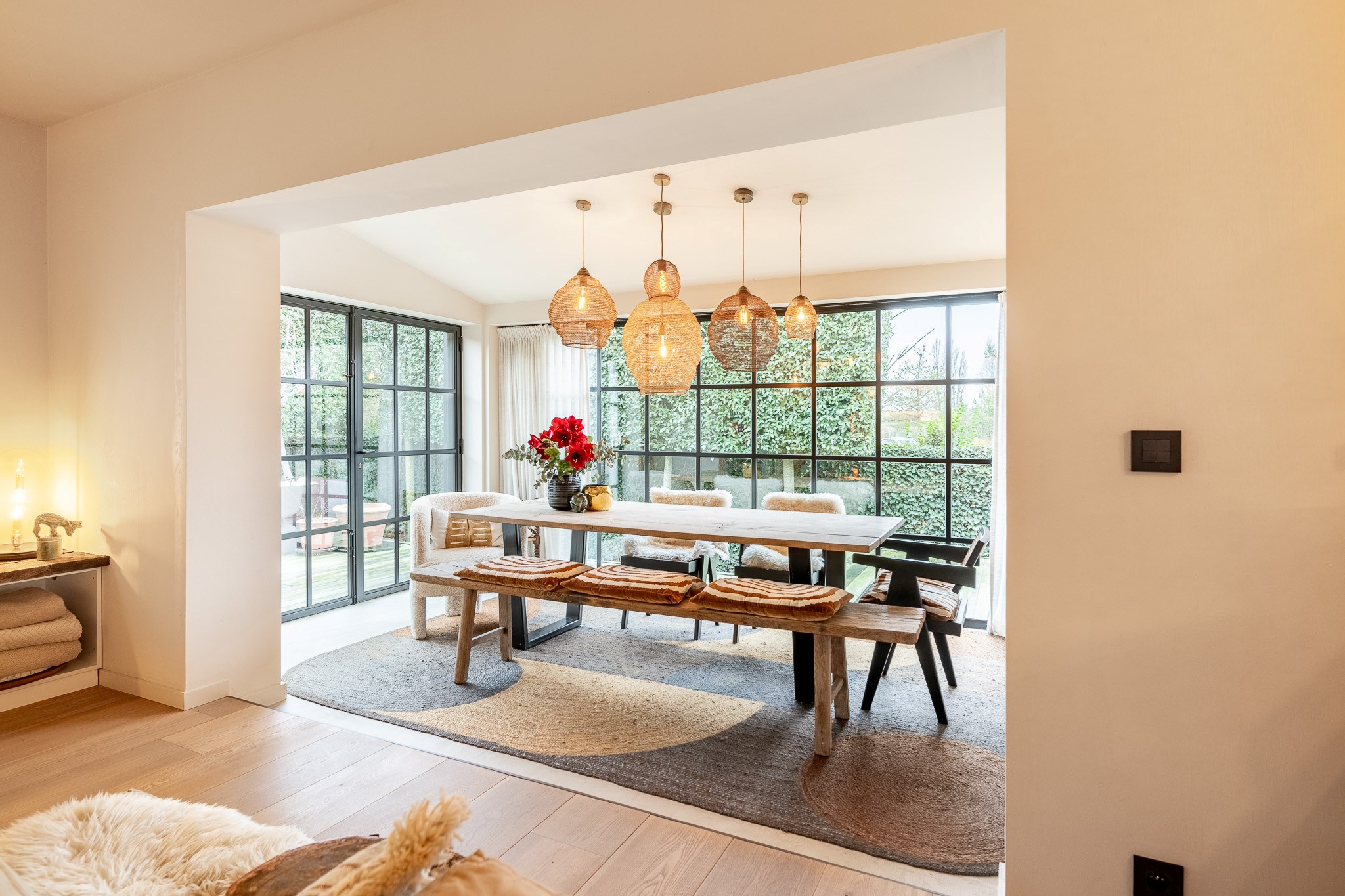 Située dans un quartier résidentiel calme et très prisé de Knokke, cette maison entièrement rénovée offre une combinaison parfaite de confort contemporain, de lumière et d'élégance raffinée. 