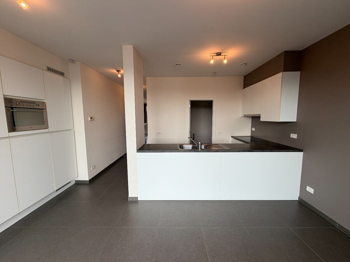 Uiterst ruim appartement (119m²)  met twee slaapkamers op de markt van Houthulst 