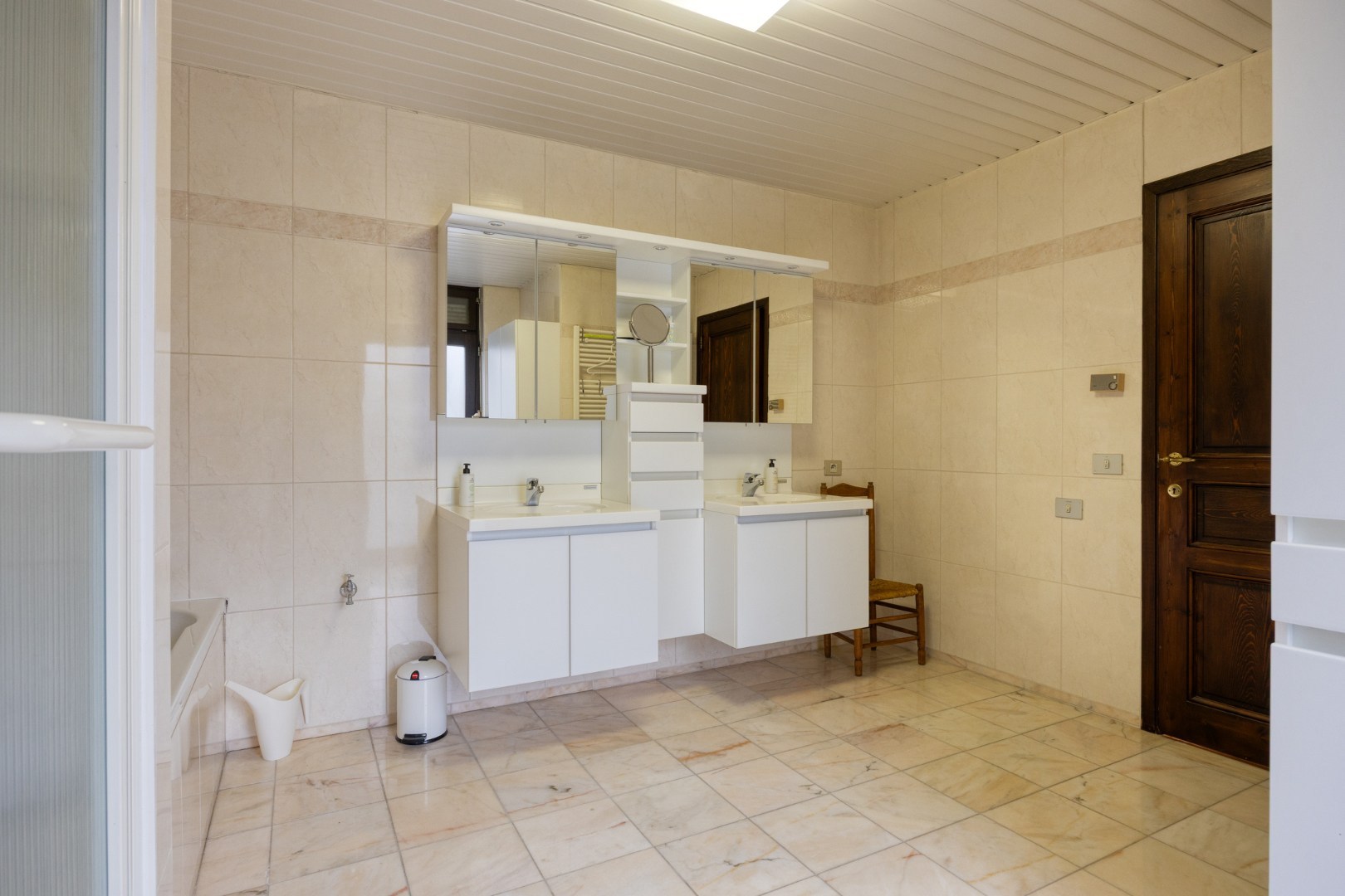 Handelswoning met 3 slpk. en privéparking in het centrum van Balen 