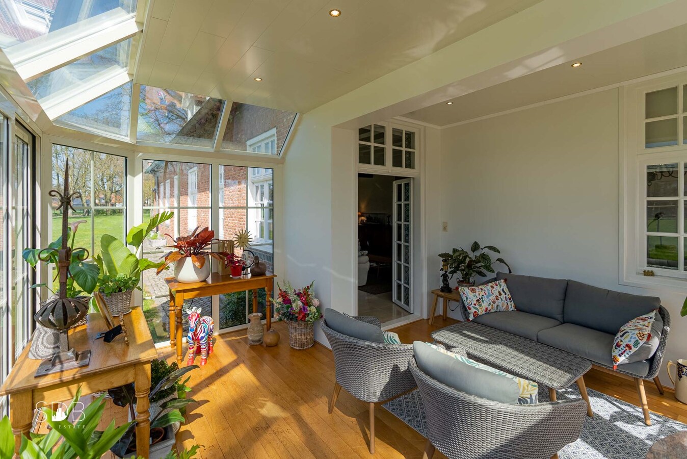 Stijlvolle villa met diverse bijgebouwen en graslanden op circa 3ha 