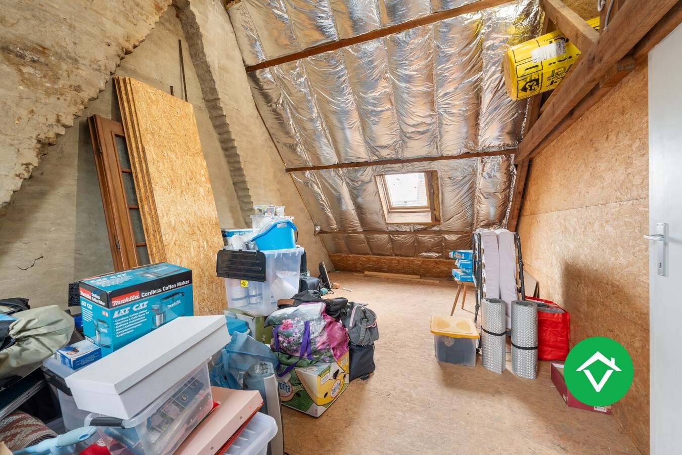 Halfopen woning te koop met dubbele garage in het centrum van Zarren 