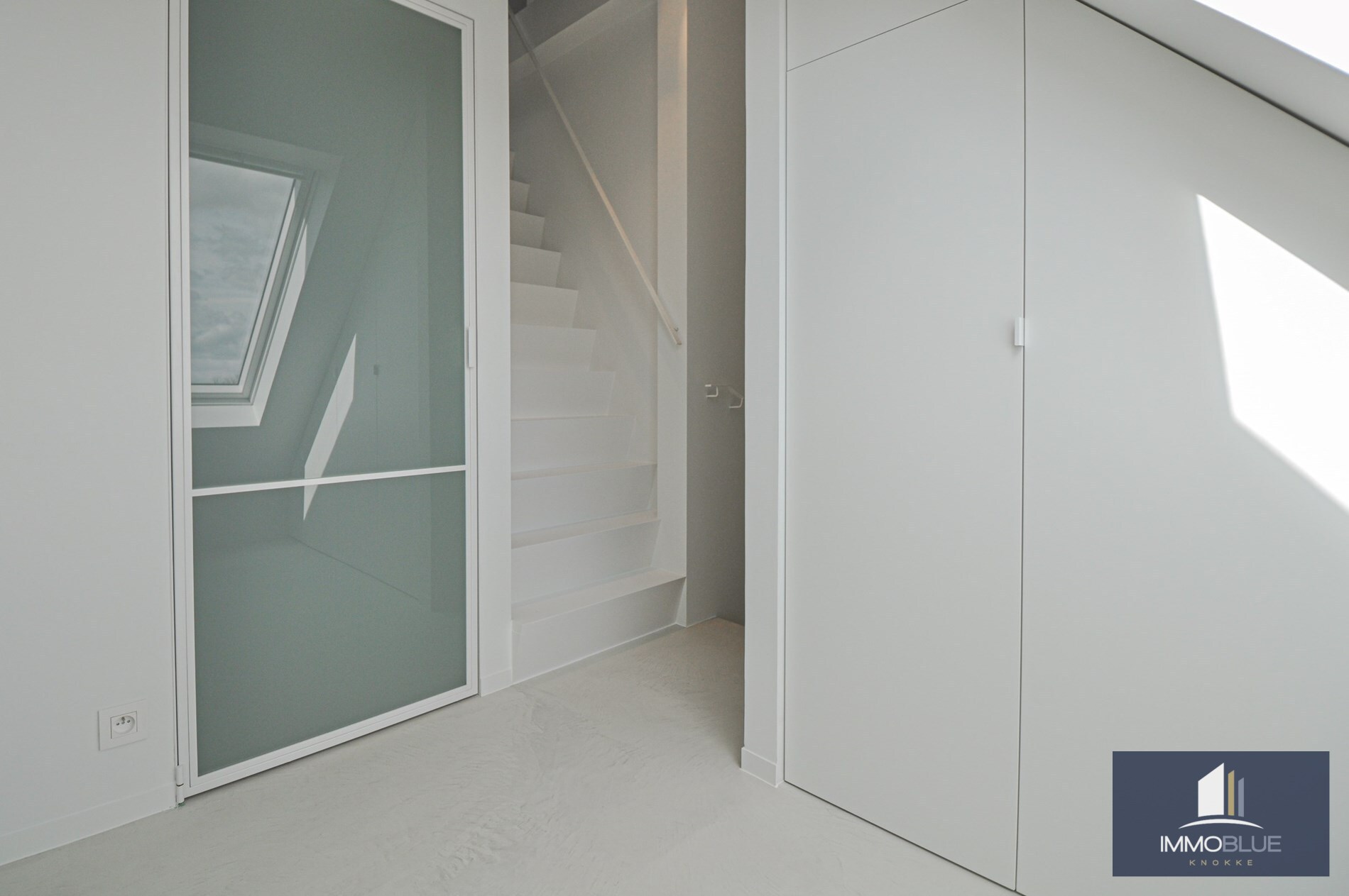 Appartement entièrement rénové avec une grande terrasse ensoleillée. 