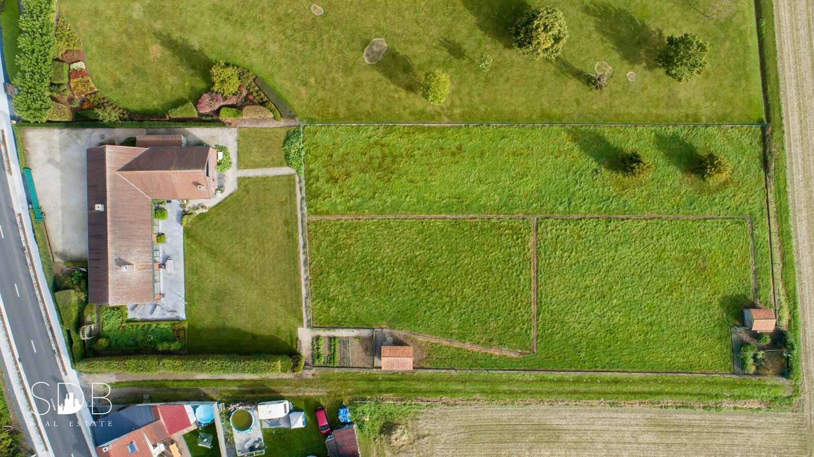 Hedendaagse gezinswoning met aanpalende graslanden en stallen op 5.030m² 
