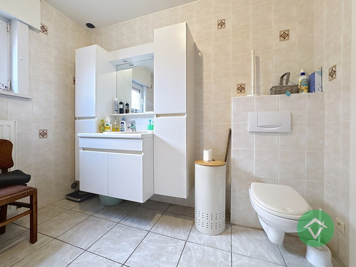 Alleenstaande woning met naastliggend stuk bouwgrond en weide te Eernegem 