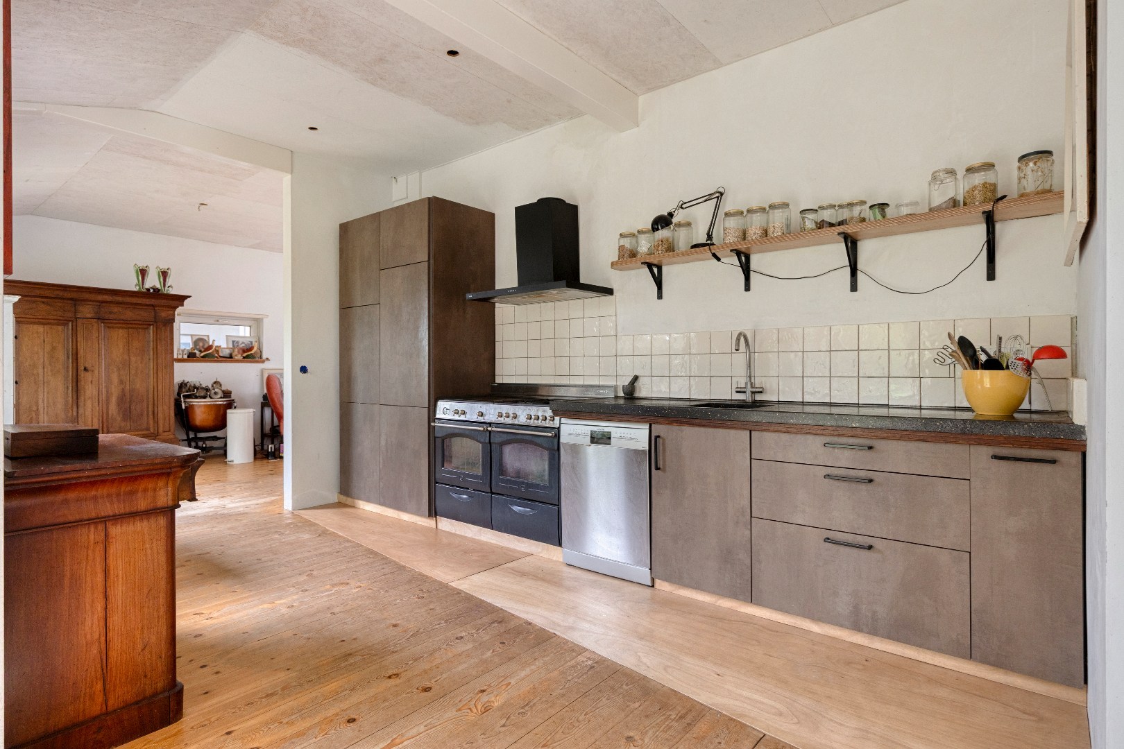 Een plek als deze komt zelden beschikbaar: een unieke combinatie van wonen tegen de duinen aan en nabij het strand en nabij de boswachterij op één van de meest geliefde plekken van de Zeeuwse kust. Bi 