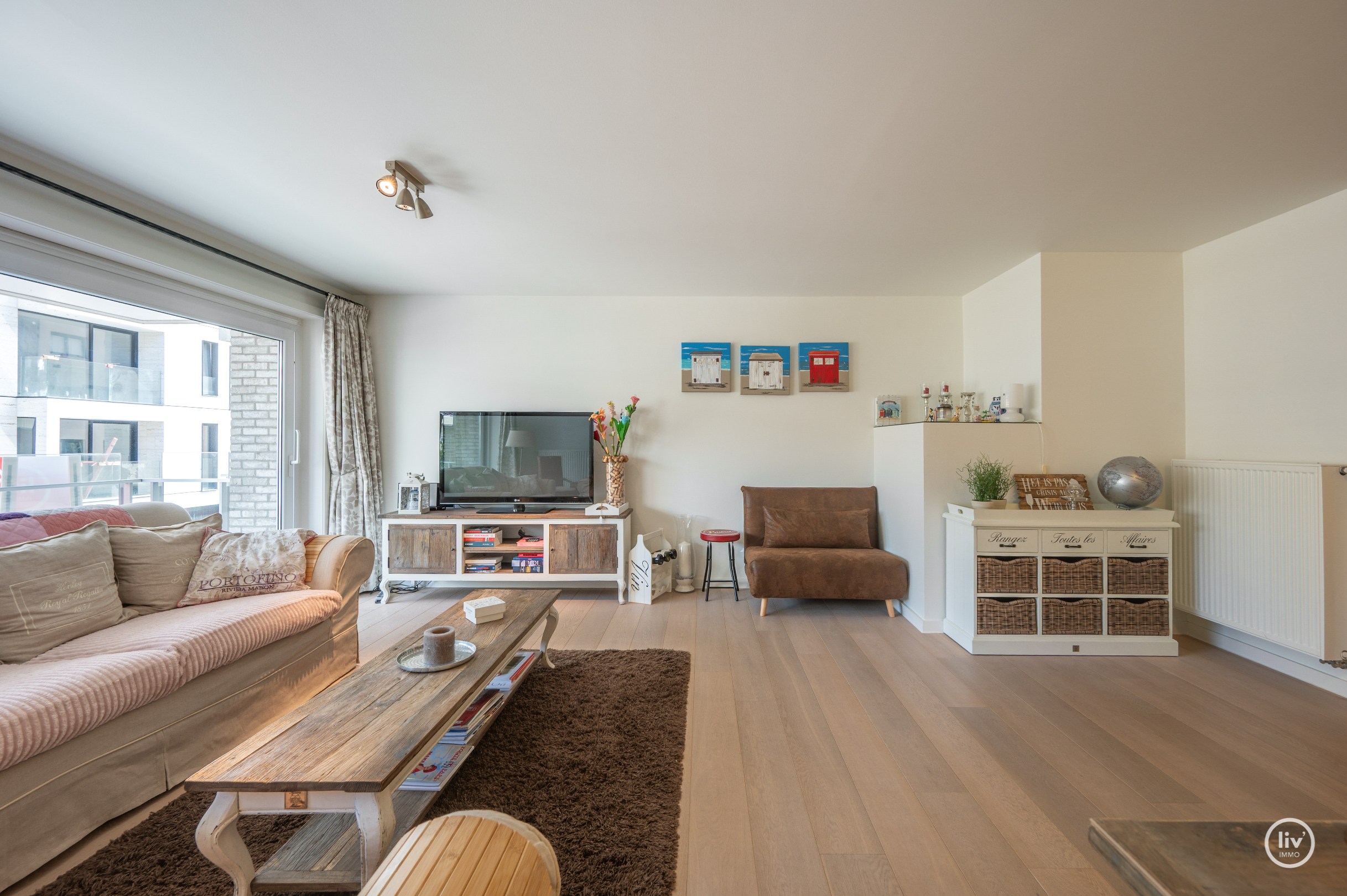 Ruim en récent (2011) appartement met 2 volwaardige slaapkamers op een topligging vlakbij de Dumortierlaan te Knokke. 