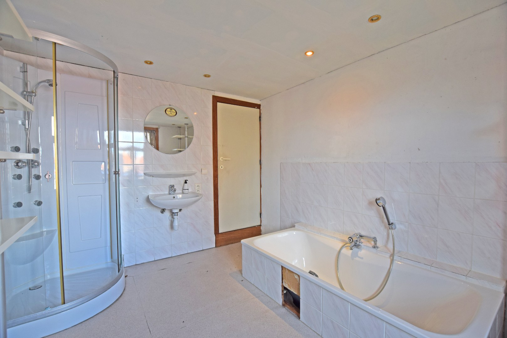 Uniek hoekpand met handelsruimte en woonst te Beerst (Diksmuide) op 470 m². 