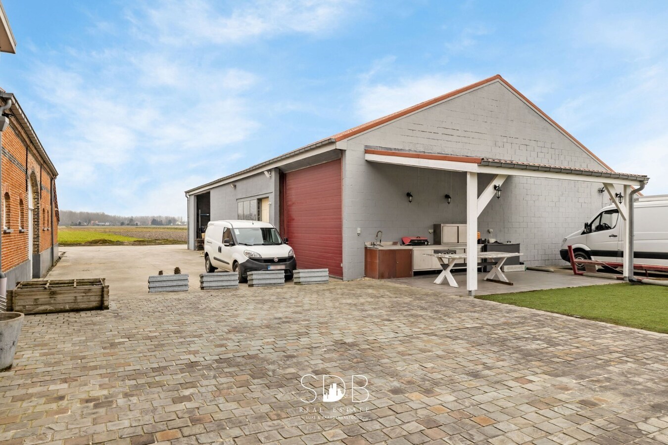 Prachtige villa in hoevestijl met bijgebouwen en akkerlanden/weilanden op 1,45ha 