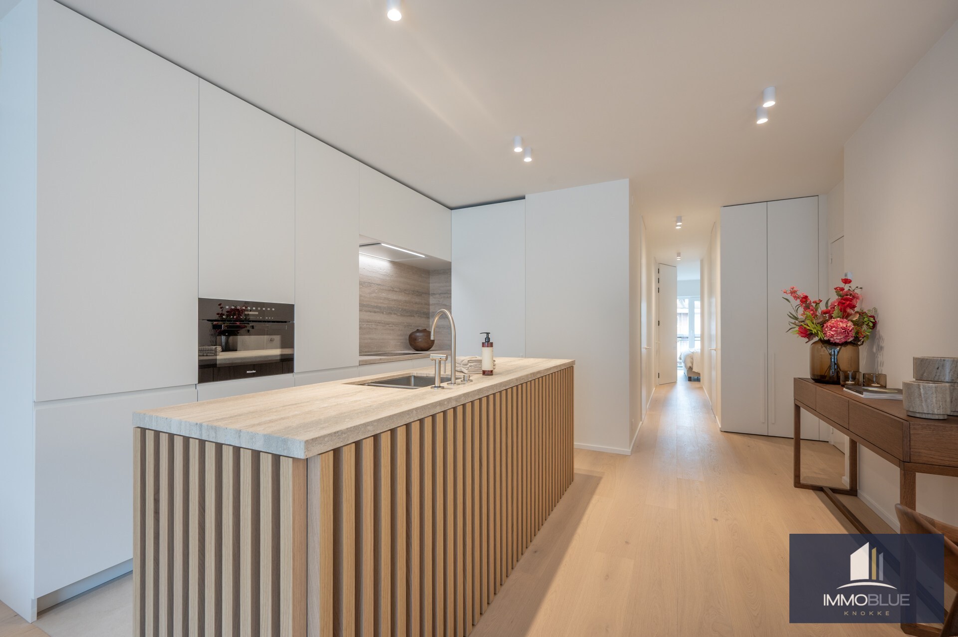 Stijlvol volledig gerenoveerd appartement gelegen nabij het Rubensplein . 