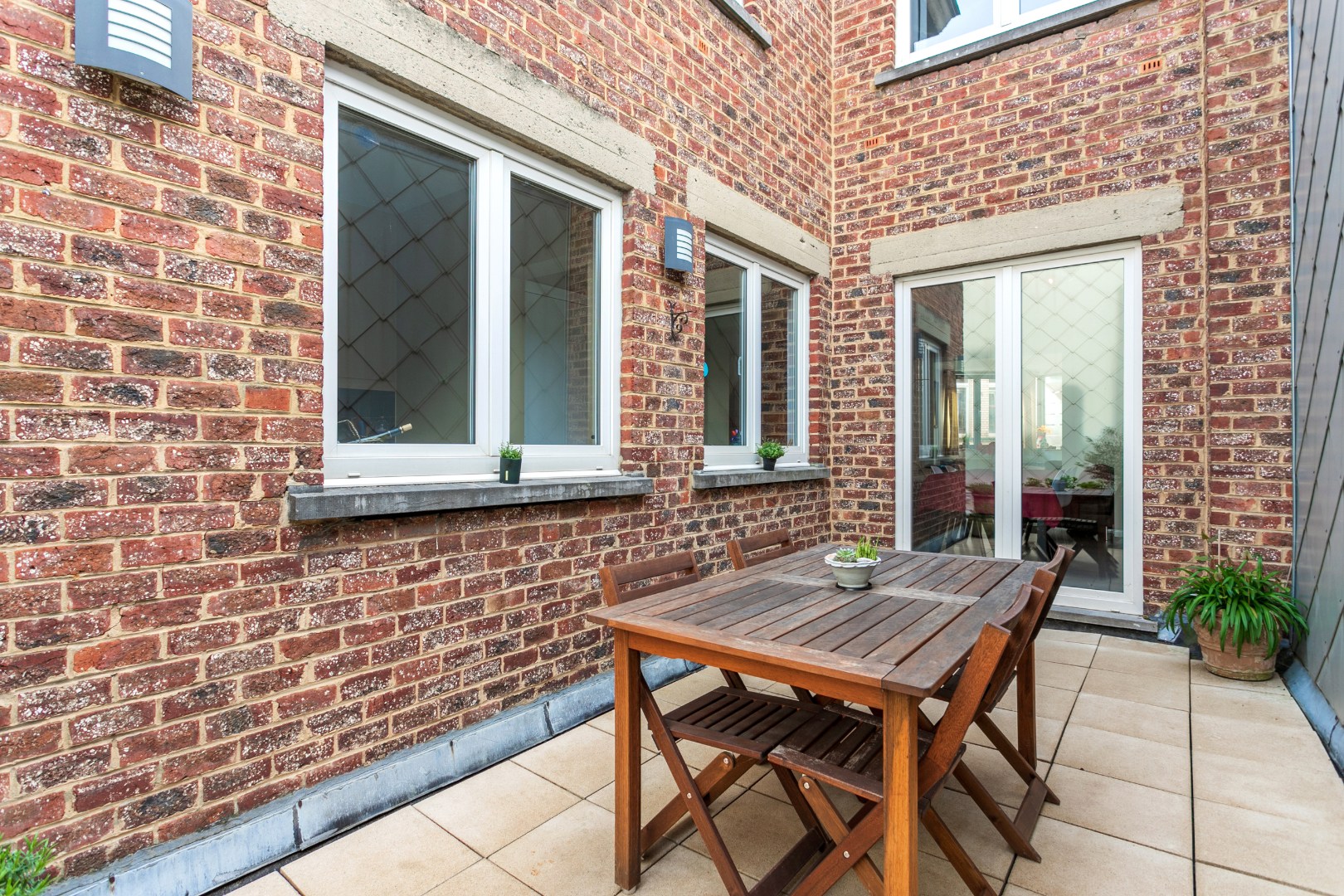 Handelspand met woonst te Halle centrum 