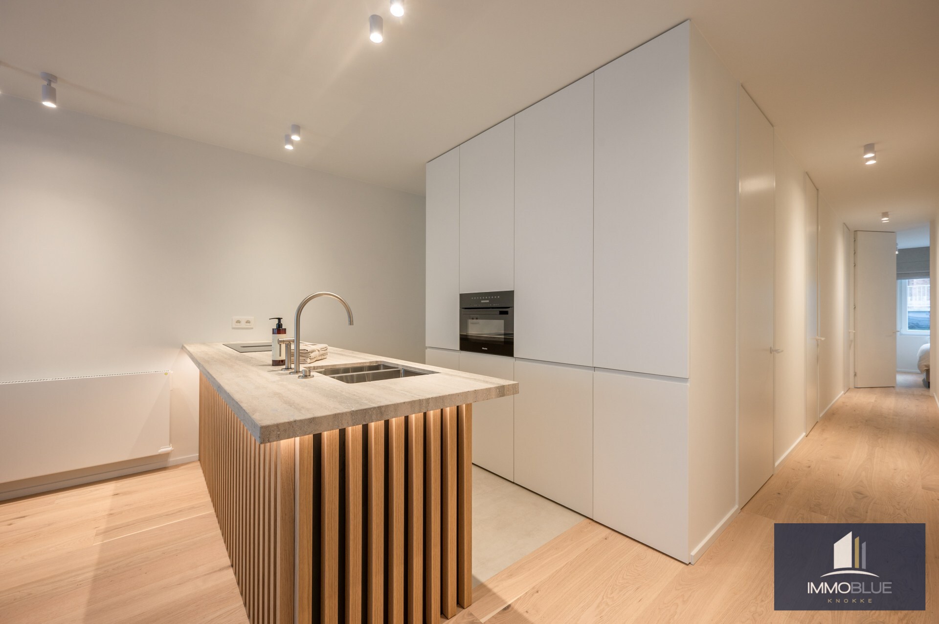 Appartement lumineux, entièrement rénové, avec trois chambres et une largeur de façade d’environ 5,5 mètres, idéalement situé à proximité de l’avenue Dumortier. 