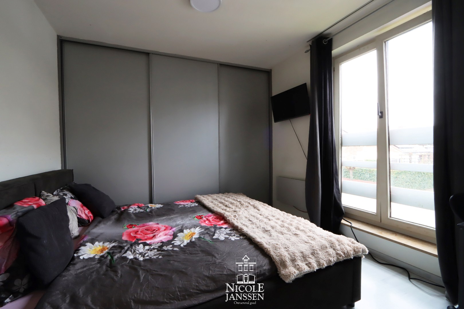 Grote slaapkamer met vaste kastenwand