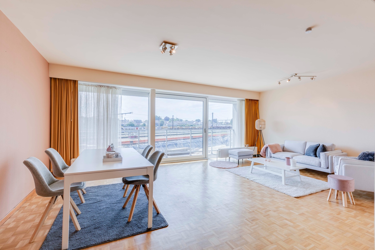 Centraal gelegen ruim appartement met optioneel een garage. 