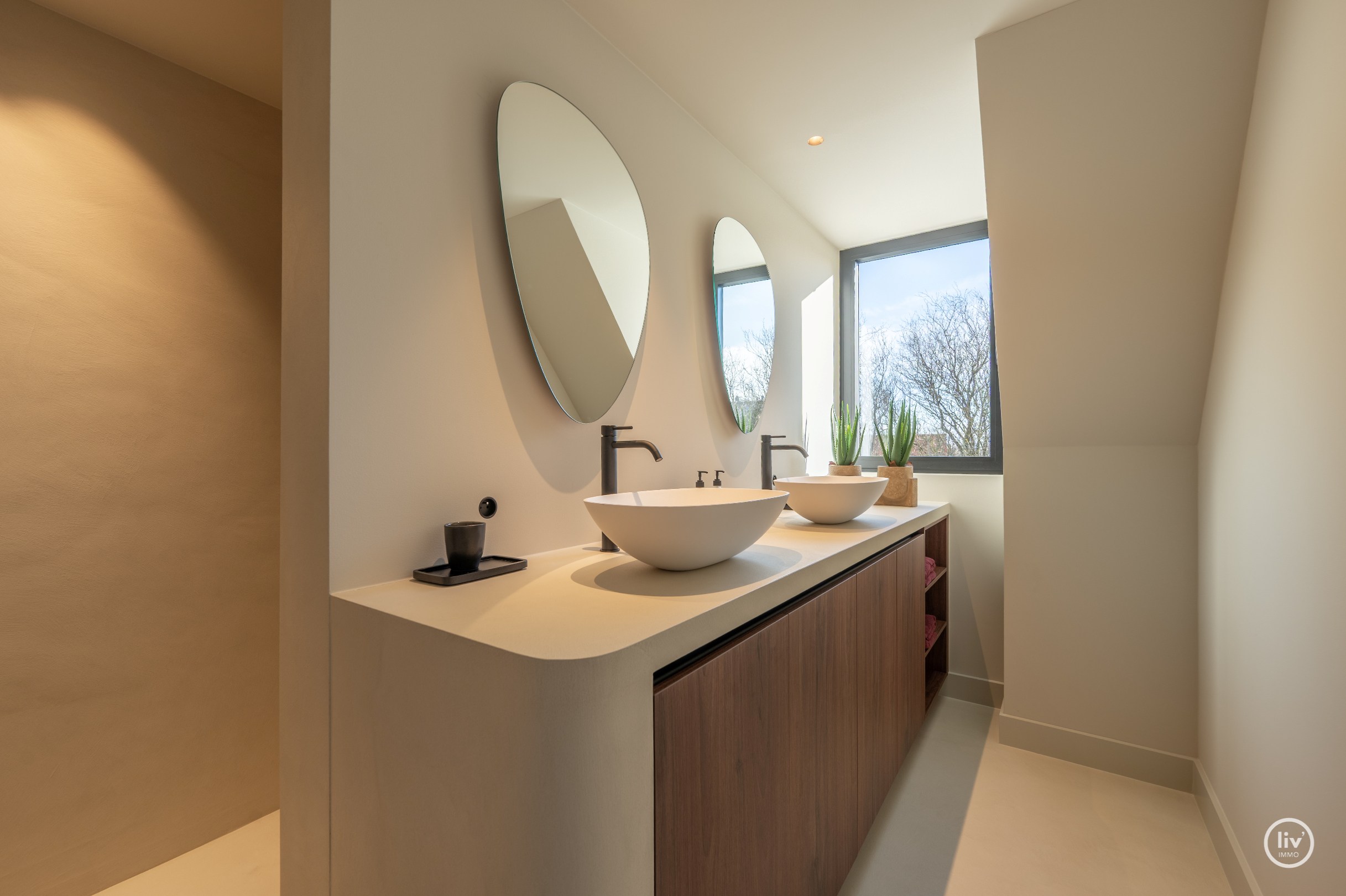 Prachtig gerenoveerde villa, gelegen op een groot perceel van 1365 m2 in een residentiële villawijk op fietsafstand van het centrum van Knokke. 