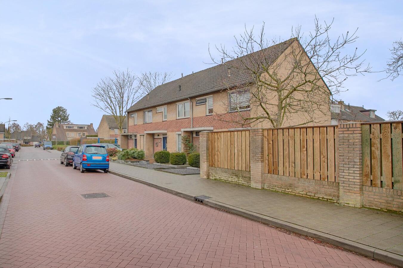 Halfvrijstaande woning met berging en vrije achterom gelegen in een rustige wijk in Bladel. 