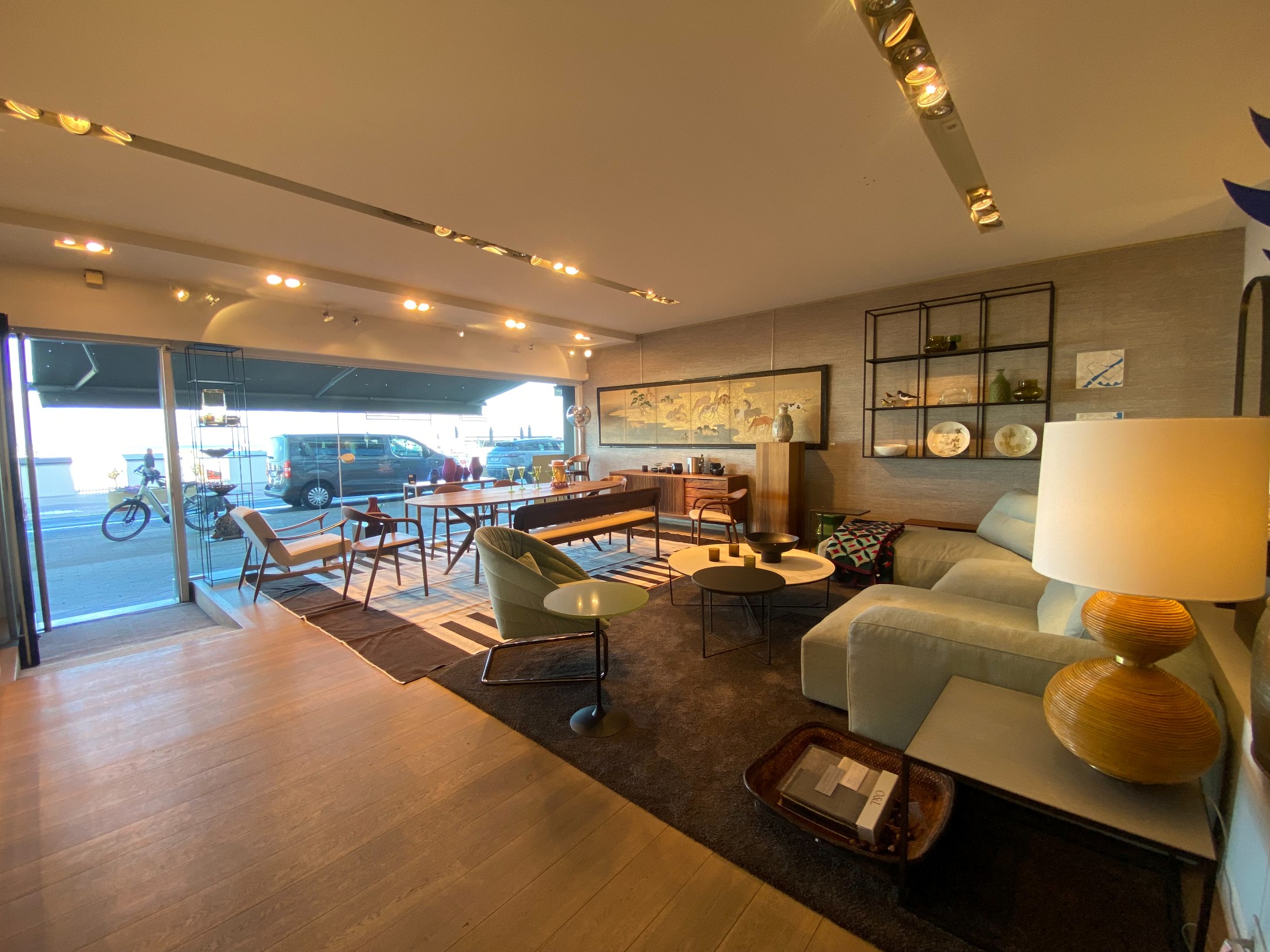 À LOUER : Spacieux local commercial sur la digue du Zoute avec une large vitrine 