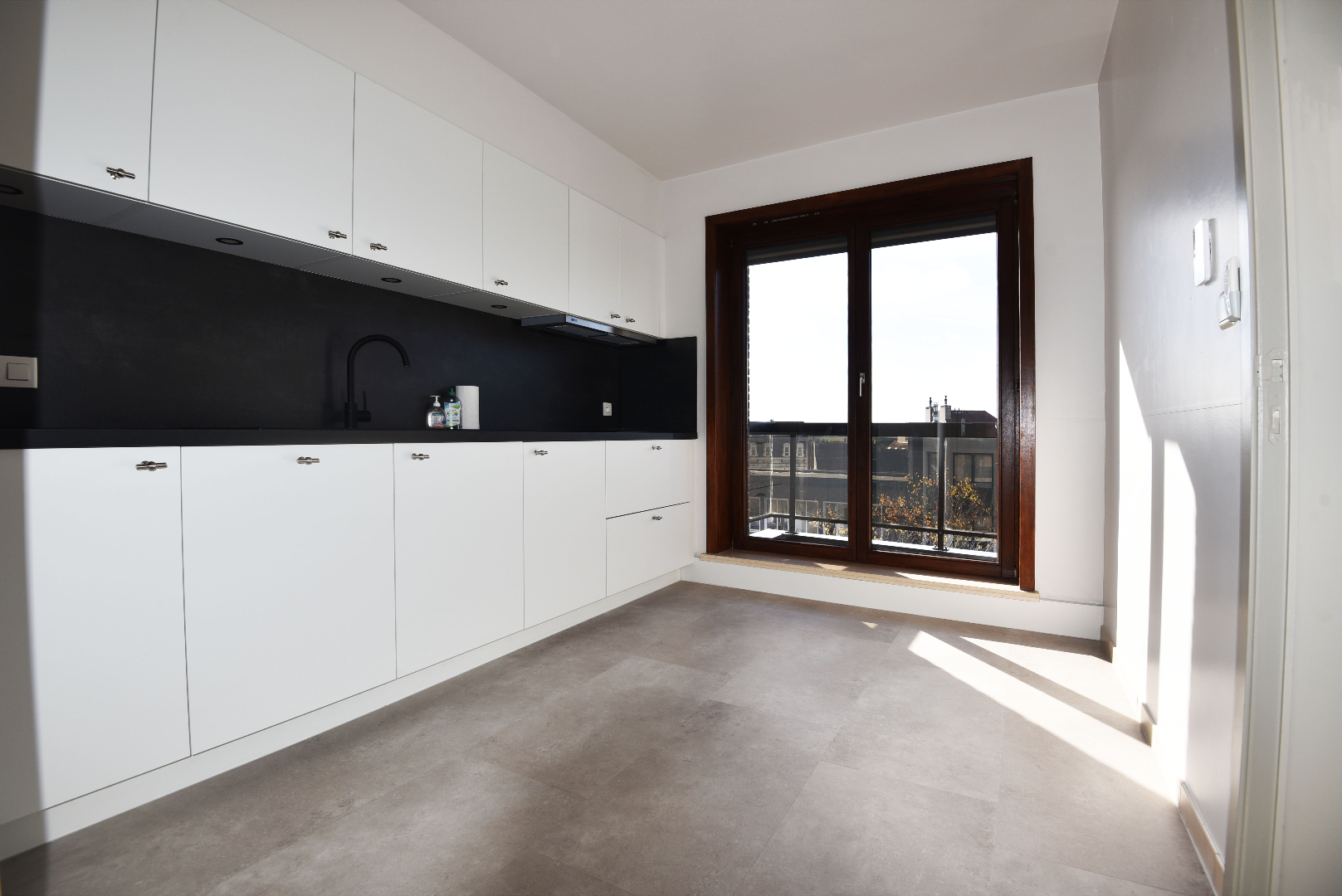 Gerenoveerd appartement met 2 slpks en autostaanplaats te Eeklo 