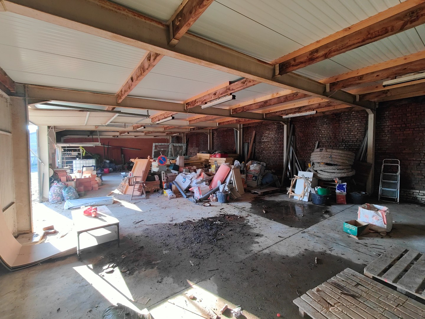 centraal gelegen loods van 220m² met 2 inrijpoorten 