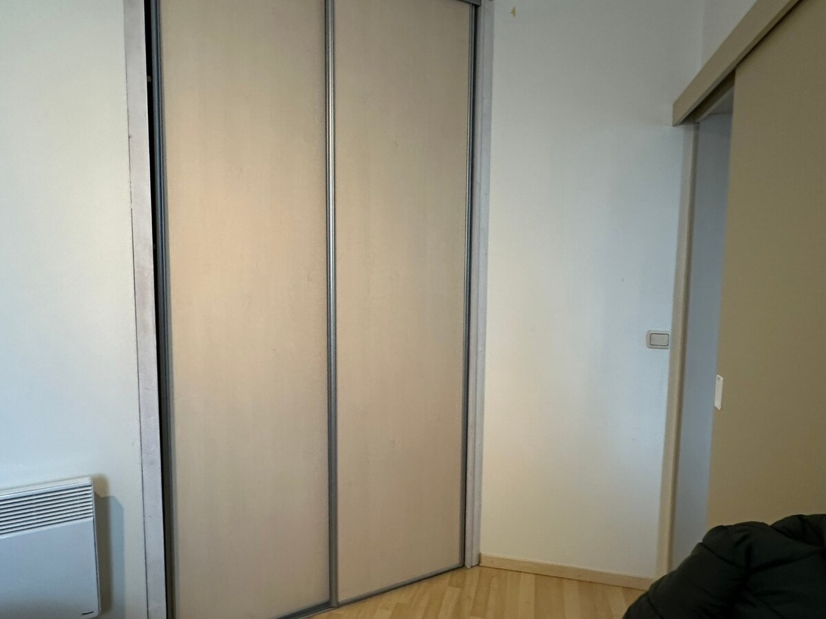 Lichtrijke serviceflat met zonnig terras, privé parking 