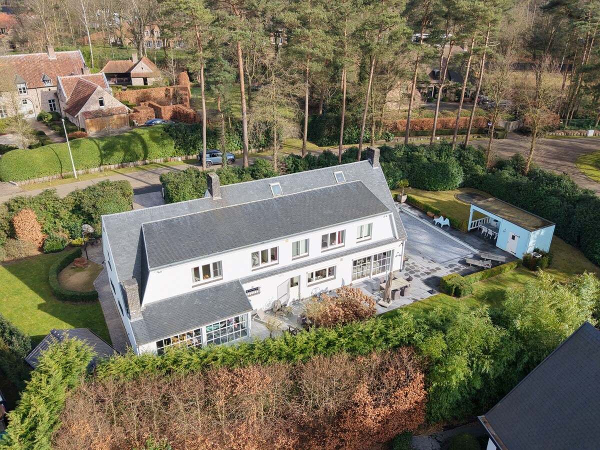 Prachtig gelegen villa met zwembad en poolhouse op een perceel van 1.907 m² in Koningshof te Schoten. 