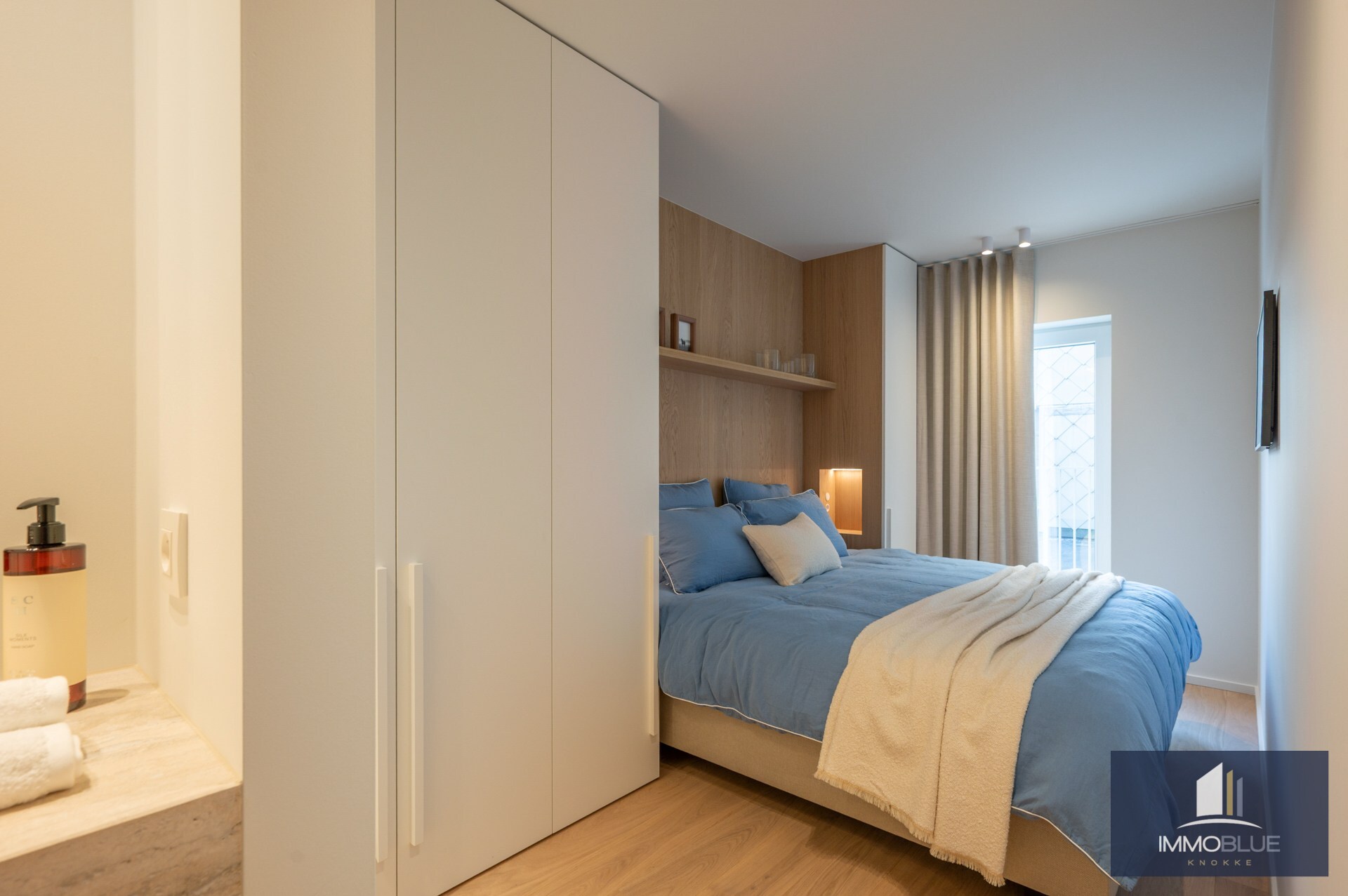 Prachtig gerenoveerd drie-slaapkamerappartement op een toplocatie vlak bij de Zeedijk en genietend van een zijdelings zeezicht. 