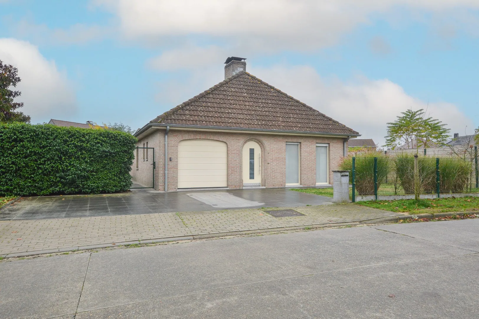 Unieke villa met grote tuin te huur te Ettelgem. 