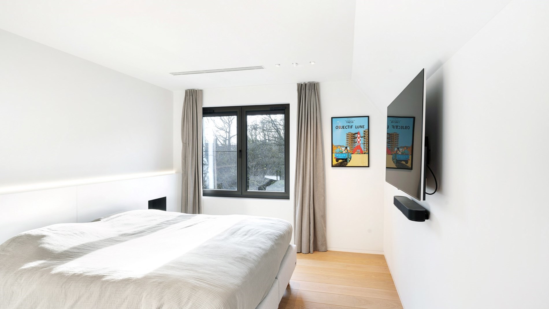 Prachtig vernieuwde villa rustig gelegen tussen Knokke centrum en Het Zoute met een perfecte Zuid-West oriëntatie. 