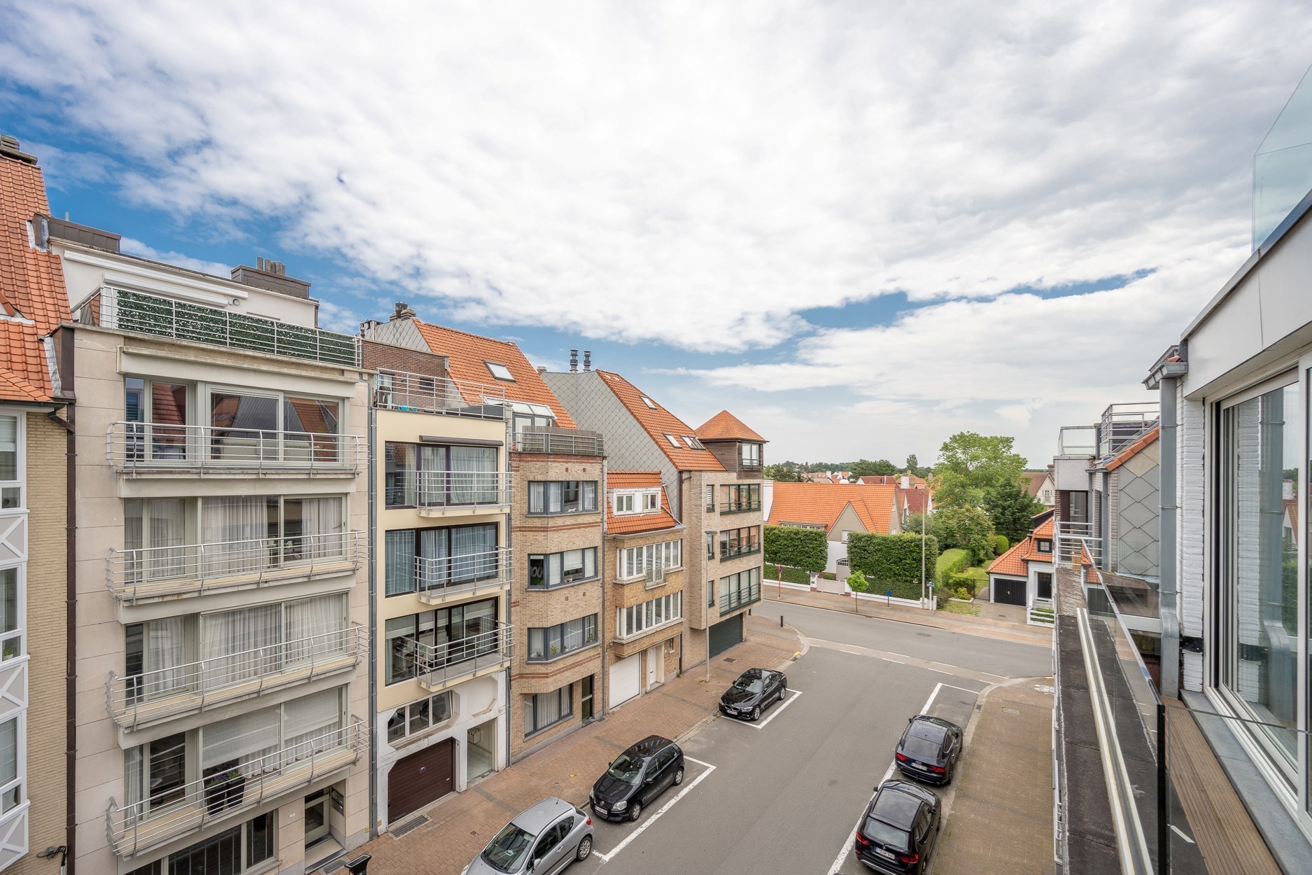 Magnifique appartement rénové de 3 chambres à coucher près de l'avenue Lippens à Knokke. Disposition : 