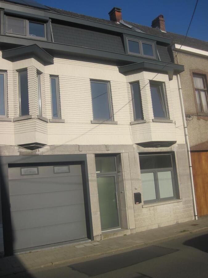 Recent vernieuwde, ruime rijwoning in hartje Gavere. 