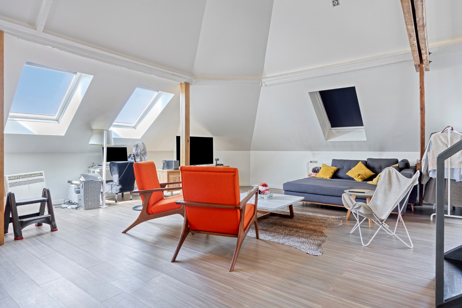 Handelshuis met horecazaak, 2 appartementen en luxueuze loft op toplocatie in Leopoldsburg 