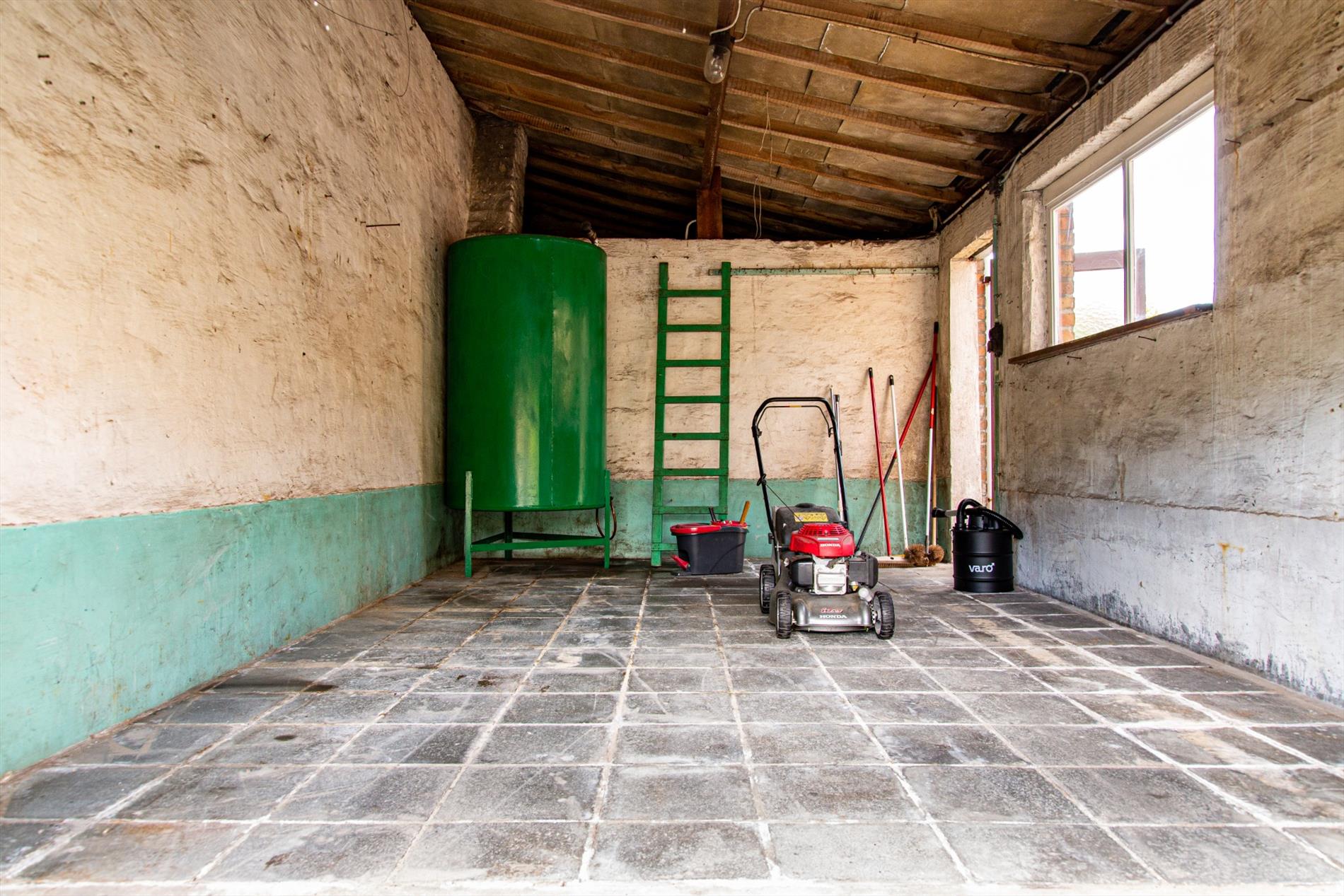 Te renoveren woning met  3 slpks  rustig gelegen te Aalter 