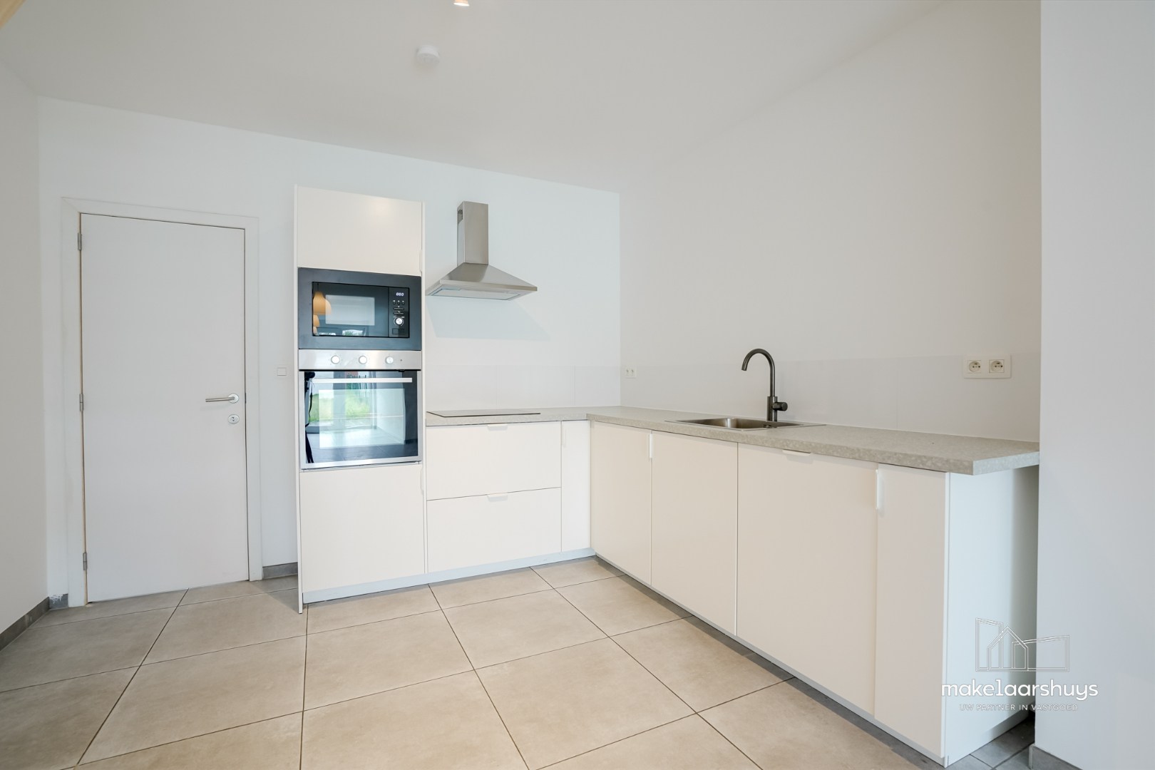 Instapklare gerenoveerde woning in rij met terras, tuin en garagebox 