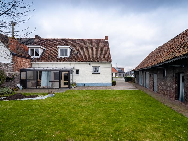 Ruime hoeve met grote schuur en veel potentieel. 