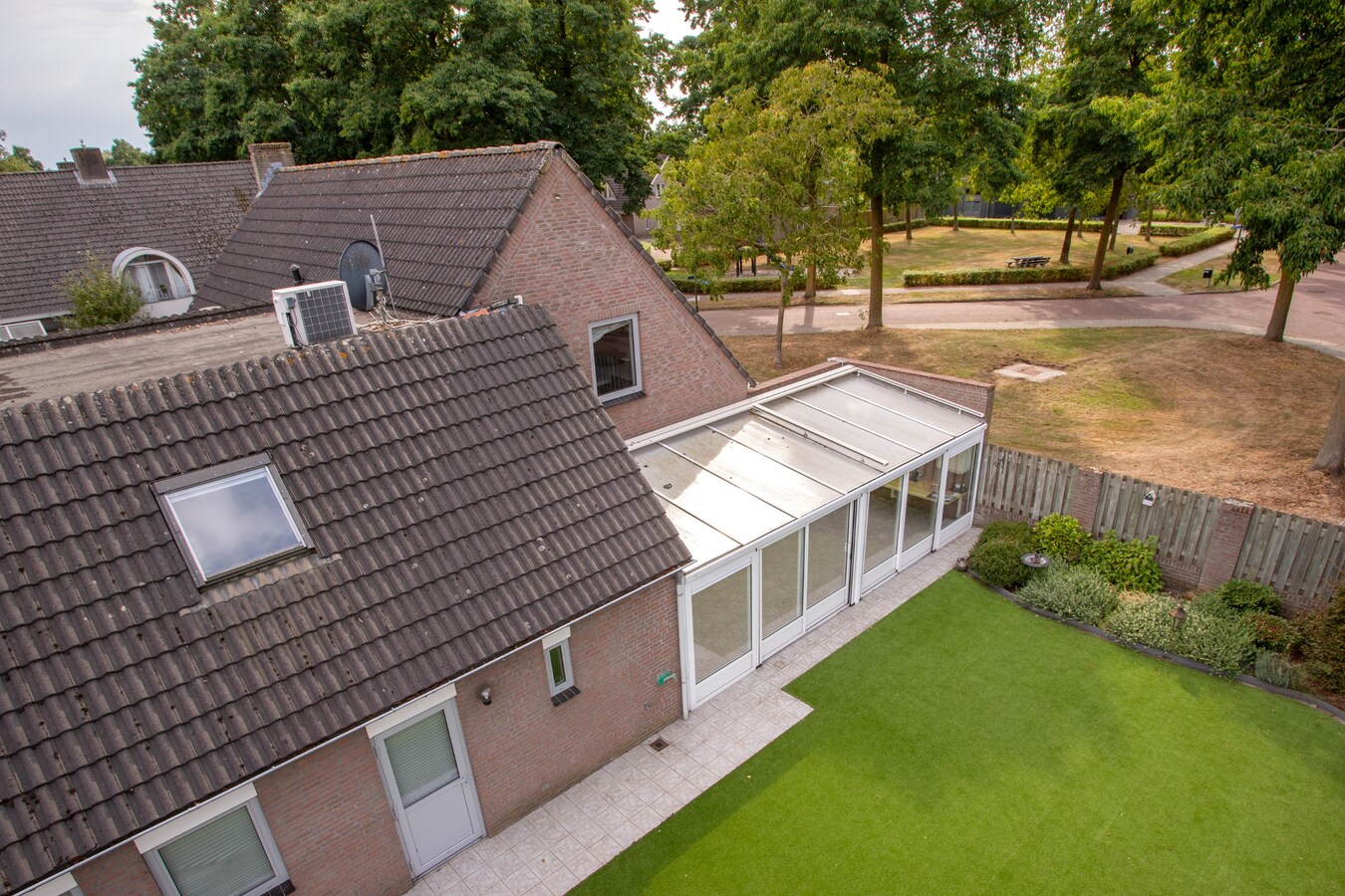 Vrijstaande degelijk gebouwde woning met inpandige dubbele garage. 