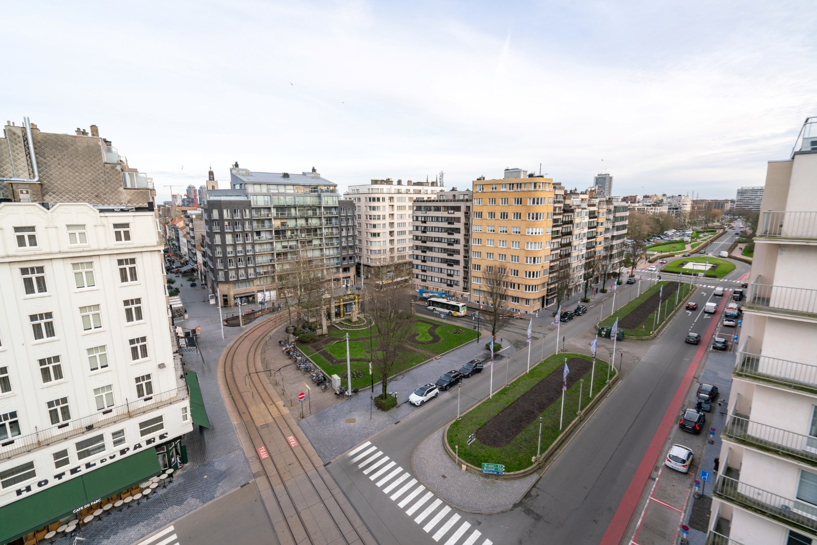 PRACHTIG GERENOVEERD 2-SLAAPKAMER APPARTEMENT OP TOPLIGGING 