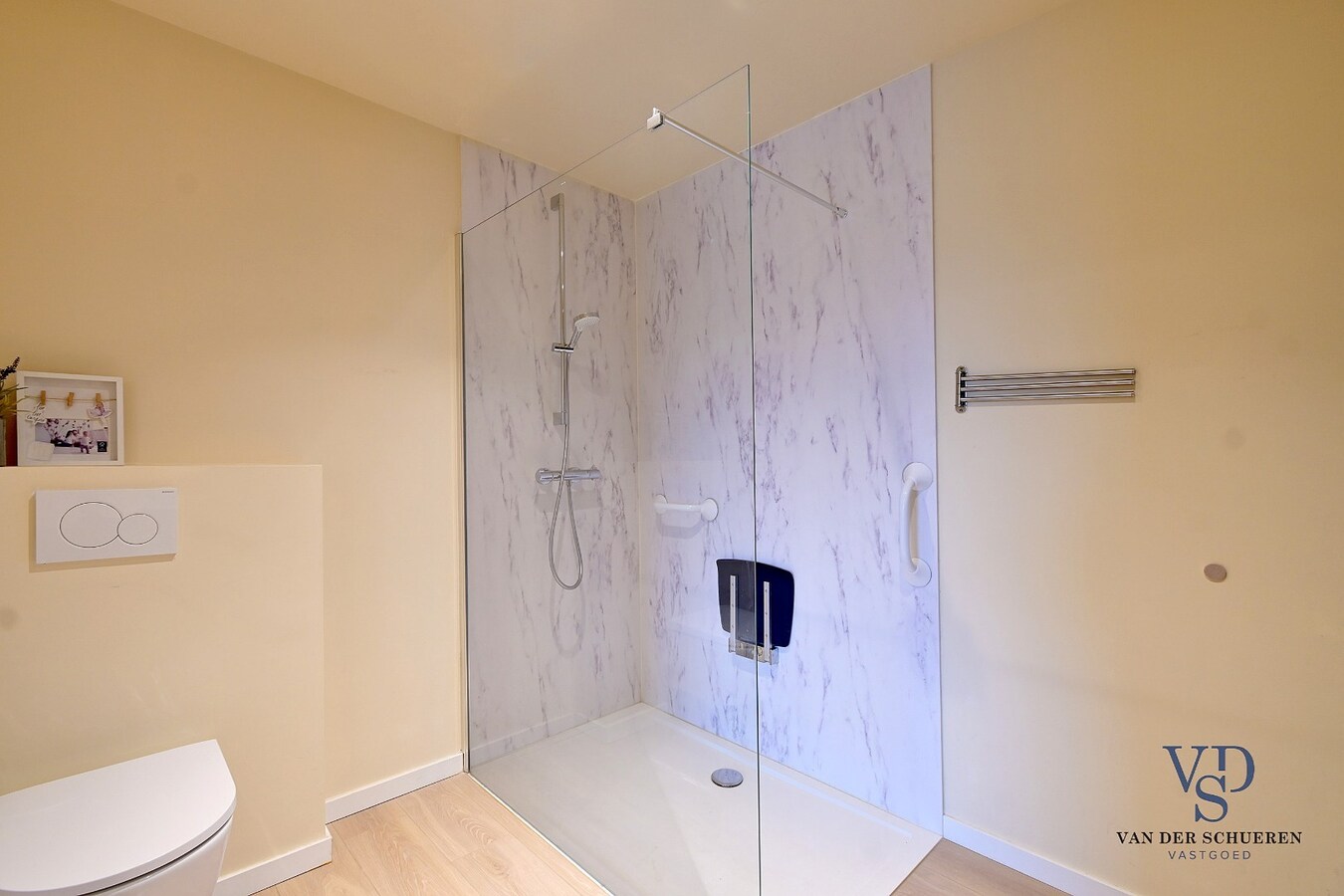 Luxueus 1-slp-appartement met staanplaats (ondergronds). 