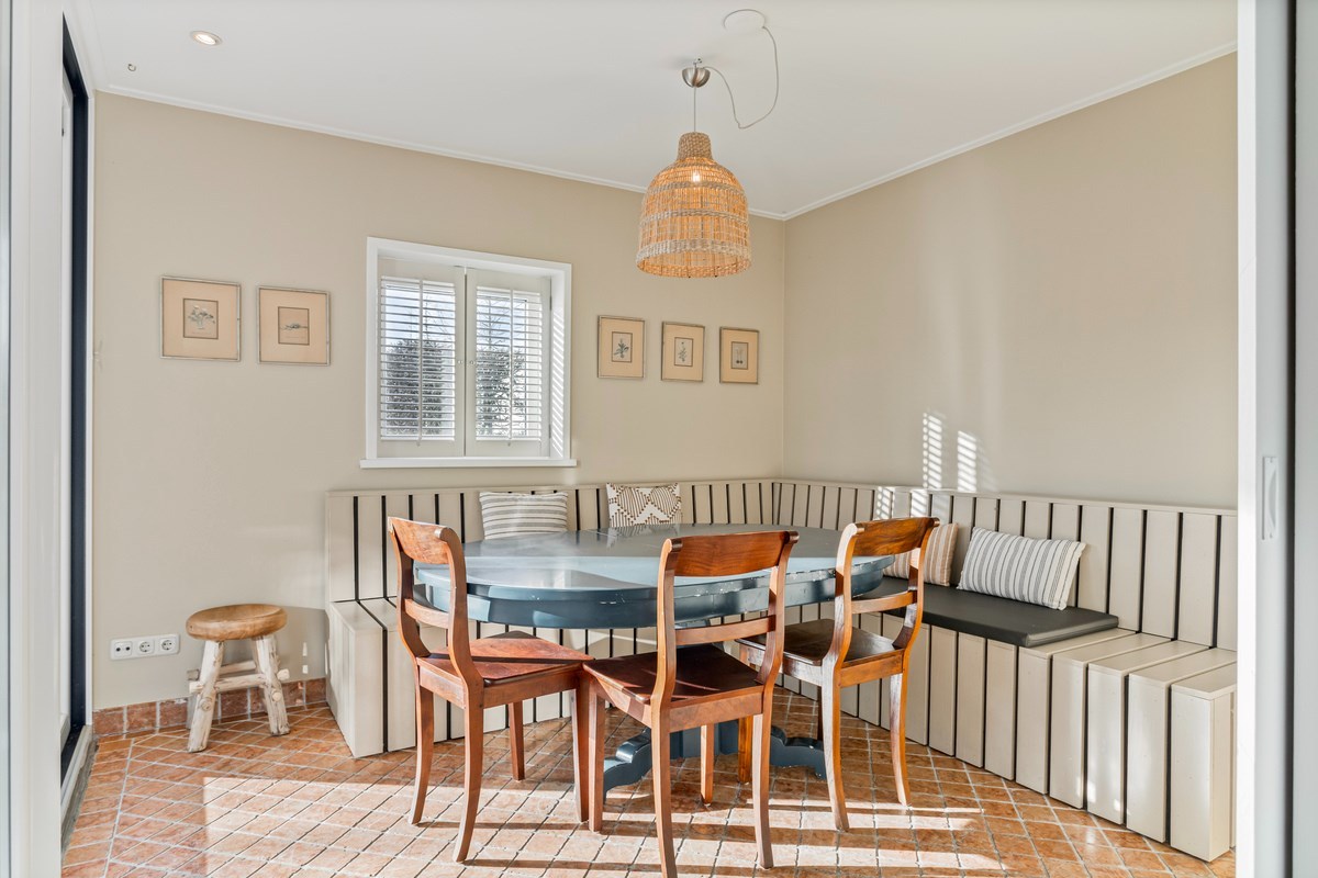 T.A. Makelaardij biedt aan: moderne architectonische vrijstaande villa met extra brede vrijstaande garage en royale private tuin rondom. 