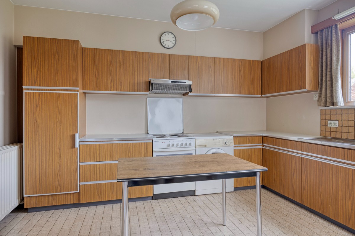 Halfopen bebouwing met 3 ruime slaapkamers. 