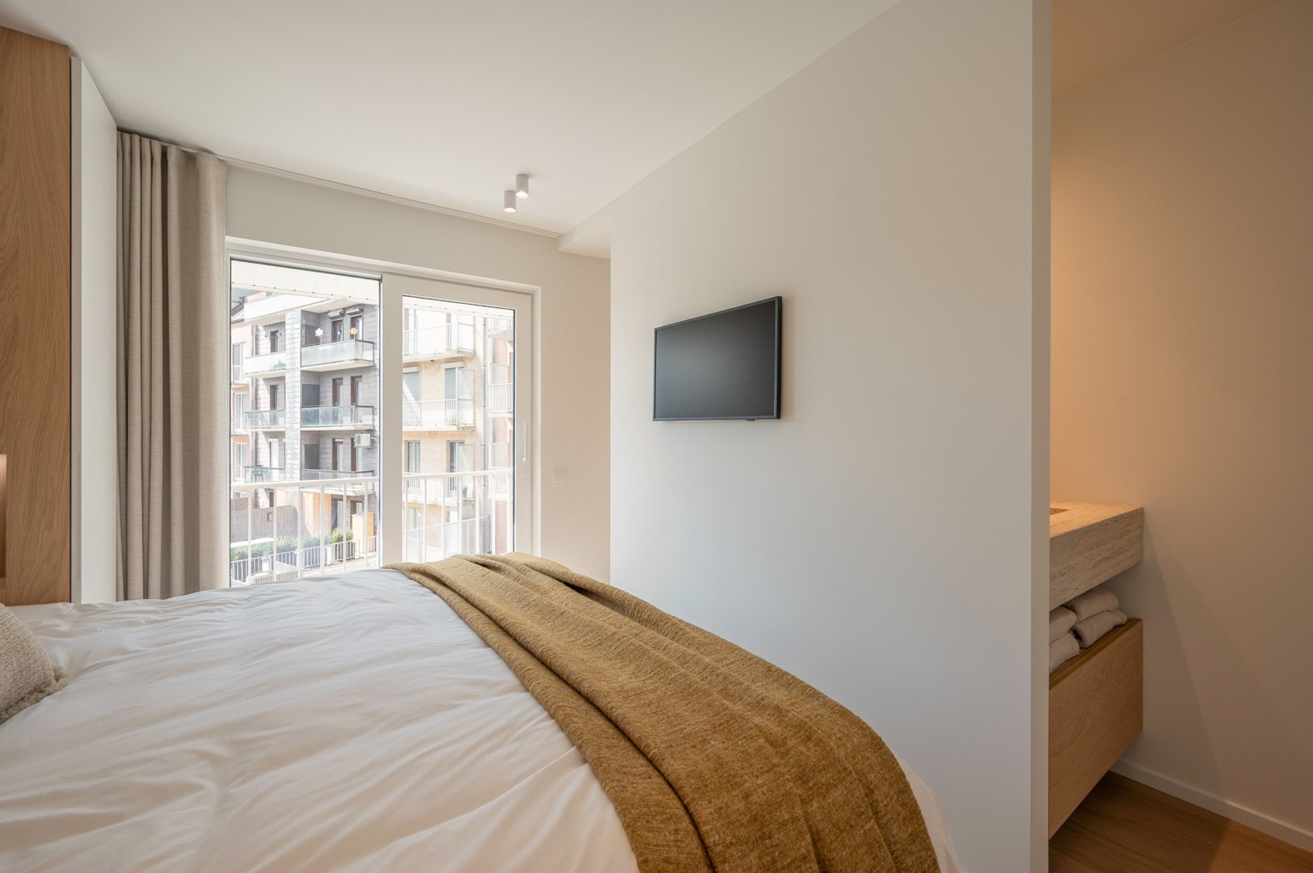 Appartement exclusivement rénové avec 3 chambres à vendre près de la plage d'Albert et de la place de la Lumière. 